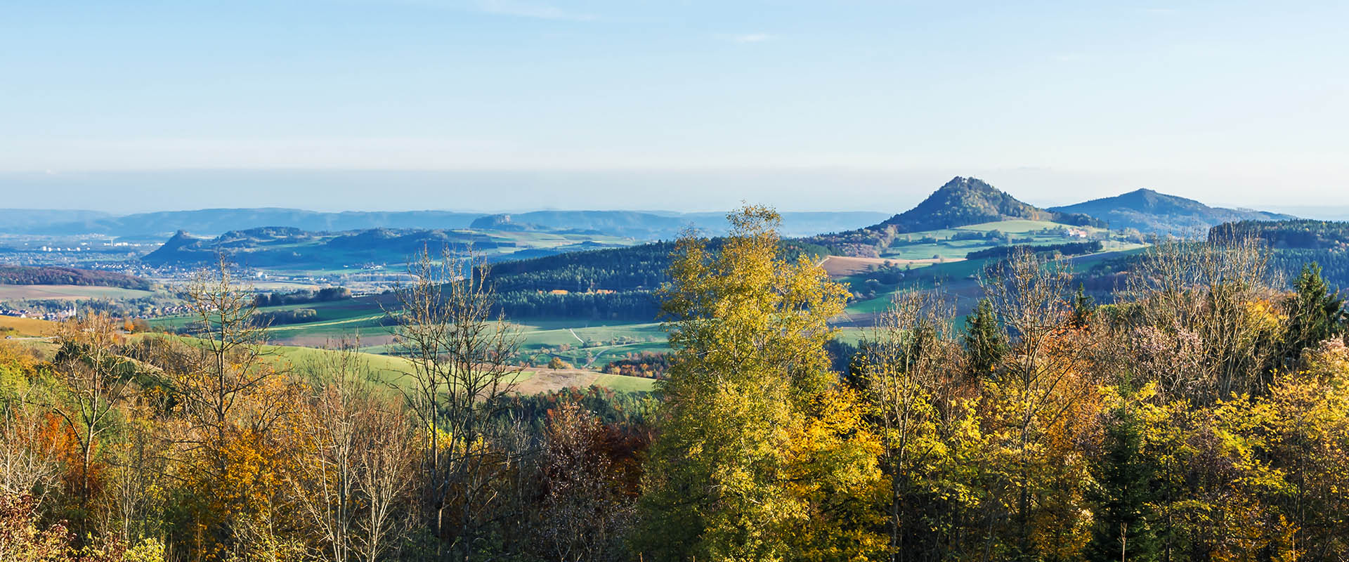 Der Hegau ist eine Vulkanlandschaft in Süddeutschland in der Nähe der Städte Engen und Singen (Hohentwiel), 30 km westlich des Bodensees. Es gibt mehrere erloschene Vulkane in diesem Gebiet, darunter Hohentwiel, Hohenkrähen, Hohenstoffeln und Hohenhewen.