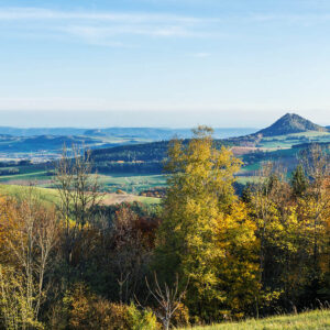 Der Hegau ist eine Vulkanlandschaft in Süddeutschland in der Nähe der Städte Engen und Singen (Hohentwiel), 30 km westlich des Bodensees. Es gibt mehrere erloschene Vulkane in diesem Gebiet, darunter Hohentwiel, Hohenkrähen, Hohenstoffeln und Hohenhewen.