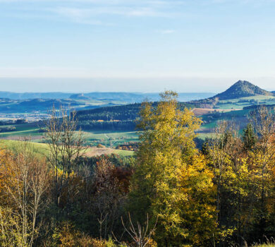 Der Hegau ist eine Vulkanlandschaft in Süddeutschland in der Nähe der Städte Engen und Singen (Hohentwiel), 30 km westlich des Bodensees. Es gibt mehrere erloschene Vulkane in diesem Gebiet, darunter Hohentwiel, Hohenkrähen, Hohenstoffeln und Hohenhewen.