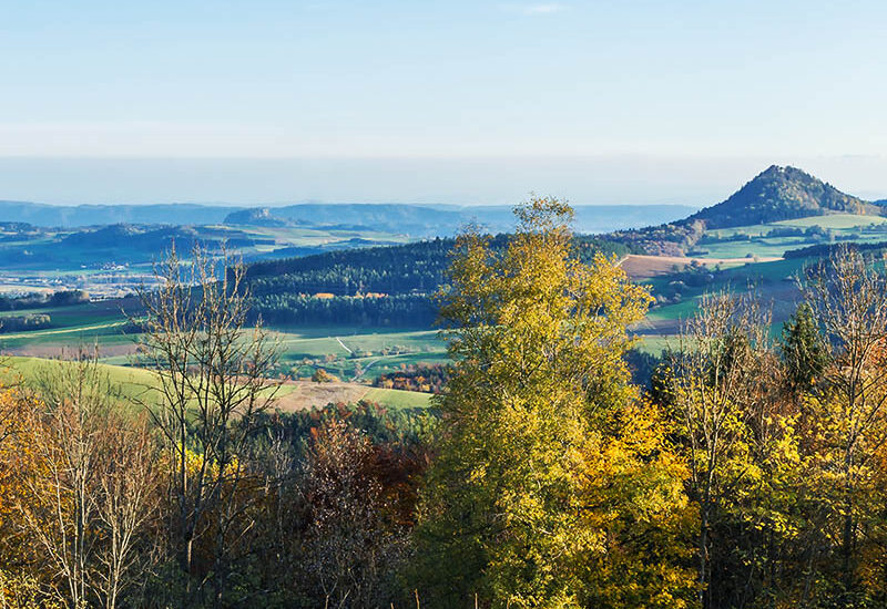 Der Hegau ist eine Vulkanlandschaft in Süddeutschland in der Nähe der Städte Engen und Singen (Hohentwiel), 30 km westlich des Bodensees. Es gibt mehrere erloschene Vulkane in diesem Gebiet, darunter Hohentwiel, Hohenkrähen, Hohenstoffeln und Hohenhewen.